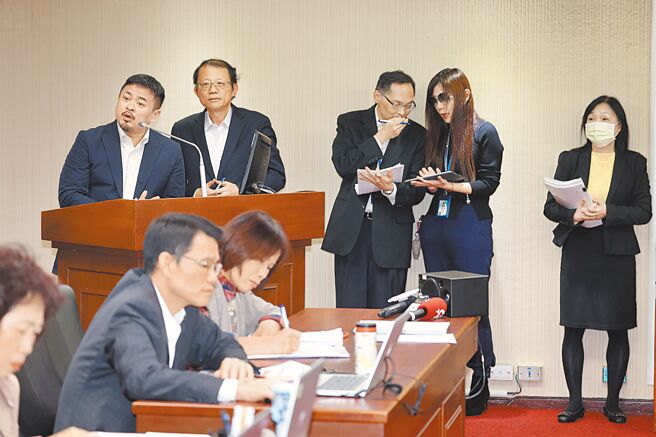 劳动部劳动力发展署北分署霸凌案衍生发现就安基金有滥用嫌疑，劳动部长洪申翰（左一）9日表示，有部分项目确实不适用就安基金，会检讨、强化基金的监理性。（邓博仁摄）