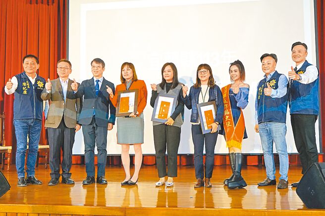 宜兰县警察局创设「反诈奥斯卡」奖项，13日表扬获奖的金融机构、超商及团队。（李忠一摄）