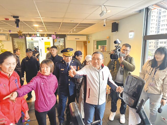 新北市警察局与体育局跨局处打造「广福派出所、交通分队及体育局健身中心共构大楼」，13日下午启用，新北市长侯友宜（右三）于典礼后视察健身中心。（柯毓庭摄）