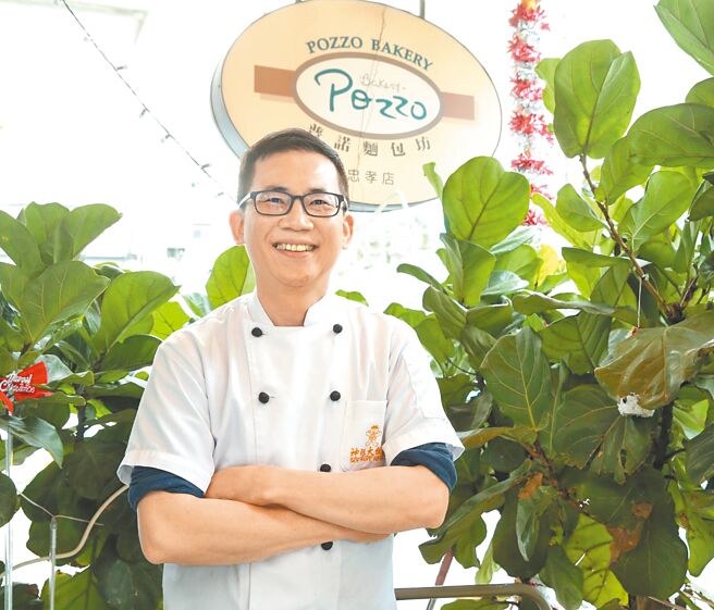 主廚林弘富同時也是麵包坊總經理，關心客人需求，嚴選食材推出美味烘焙。（王英豪攝）