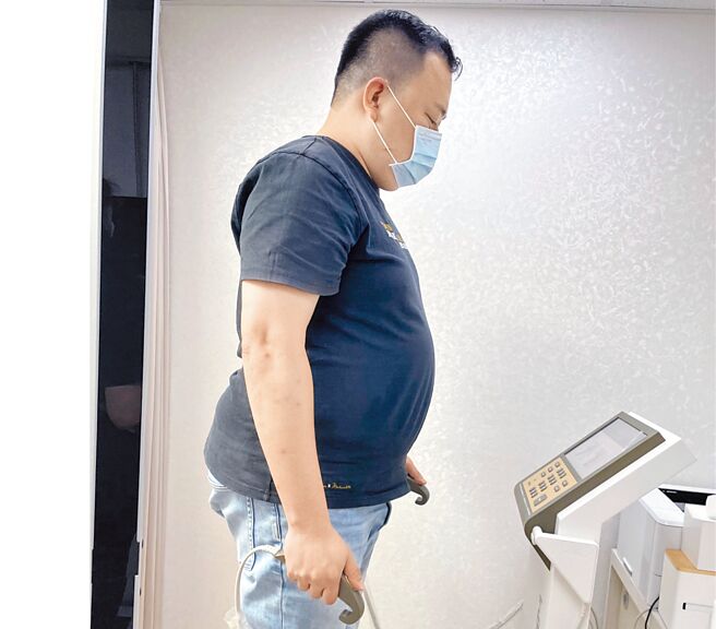 专家提醒，以节食来维持身材，恐降低新陈代谢效率，加速脂肪堆积，导致变胖。示意图为民眾量体脂。（郑郁蓁摄）