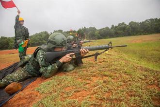 「虎躍部隊」役男當兵太枯燥 玩百家樂豪賭25小時！遭長官抓包慘了