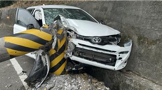 苗栗台3线逆向撞电线杆  后座女受困伤重不治