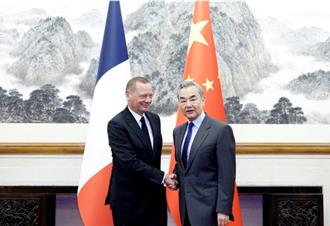 中法戰略對話在北京舉行 王毅：貿易戰只會導致「雙輸」