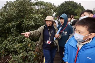 新北環保小局長出任務 學子探訪八里淨零示範區