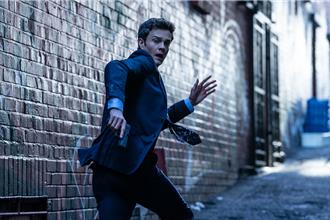 化身无痛超级英雄！杰克奎德大战抢匪救梦中情人