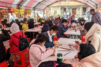 台湾好行带路！狮山线深入北埔文化 体验柿染之美