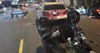 前車減速後方反應不及撞上 機車車頭全毀零件掉滿地