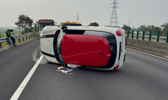 国道10号Mini cooper撞大客车翻覆！ 26岁男酒驾酿祸幸无人伤