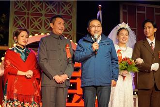 王偉忠與侯友宜竟有這層關係！《一村喜事》喝喜酒重回當年