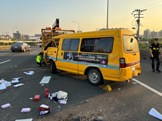 國1鼎金段電信工程車未保持車距 撞聯結車旋轉2圈半後側翻