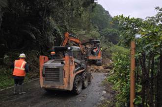 新店平廣路山坡崩落 巨石樹木滑落道路全面中斷