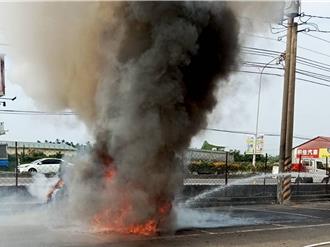 屏東知名餛飩豬腳停車場火燒車　BMW不明原因燒毀