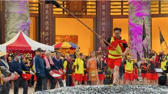 影》宜蘭二結王公過火登場 逾1.2千斤炭火淨衣求平安