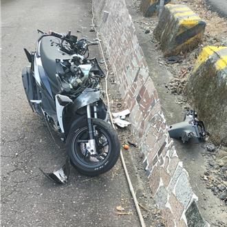 阿婆灣再傳車禍！18歲騎士過彎失控 撞電線桿身亡