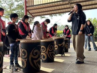 育幼院孩童參訪九天民俗技藝團 戰鼓、臉譜體驗趣味無窮