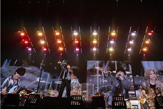 鬍子男首來台就攻蛋！貝斯手楢崎誠搞笑篡位主唱 藤原聰忙側拍