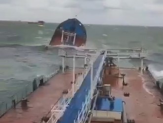 俄羅斯2艘油輪不敵巨浪 在克里米亞附近受損 可能沉沒