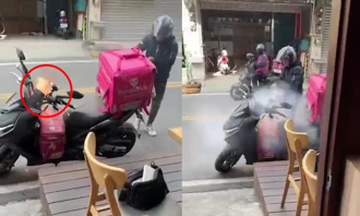 超淡定！熊猫外送员机车起火 自带灭火器迅速扑灭