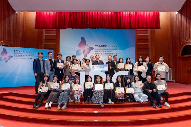 中国科技大学所有获奖师生合影。(照片/中国科大提供)
