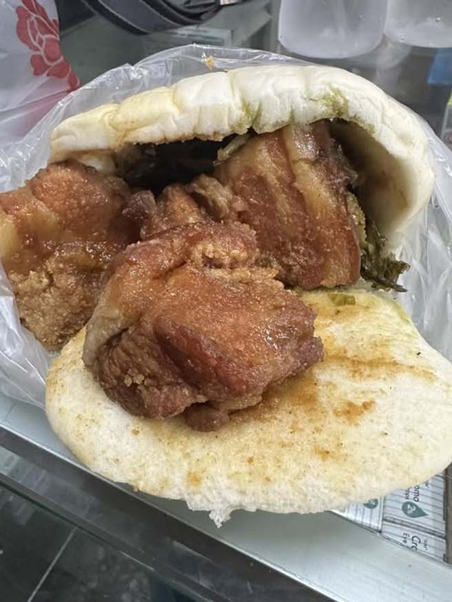 男网友贴出他在三重无名店买的刈包，3大块控肉完全包不住，让网友暴动求地址。(图／美食公社)