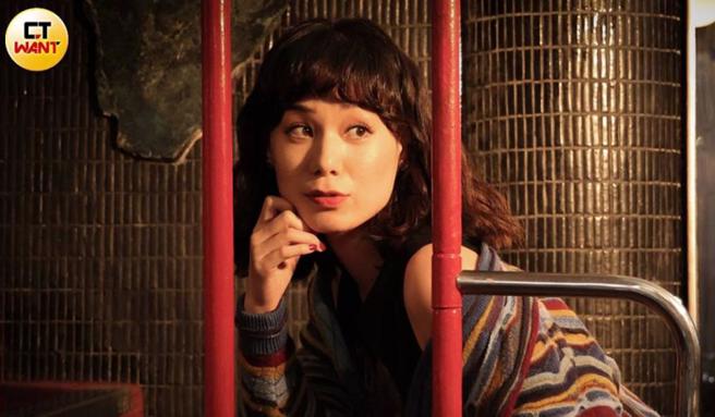 經常和家人互穿衣服的許乃涵，受訪當天穿的藍外套是外婆的遺物。（圖／林士傑攝）