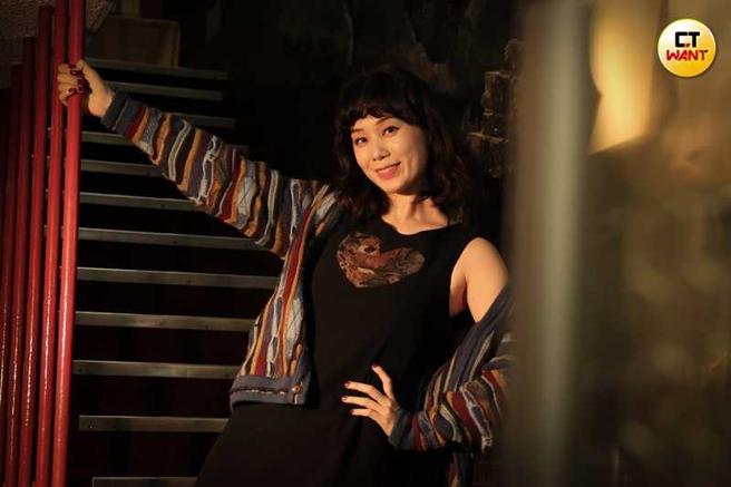 接觸裁縫後，許乃涵愛上DIY，黑色裙子的愛心圖騰正是她的作品之一。（圖／林士傑攝）