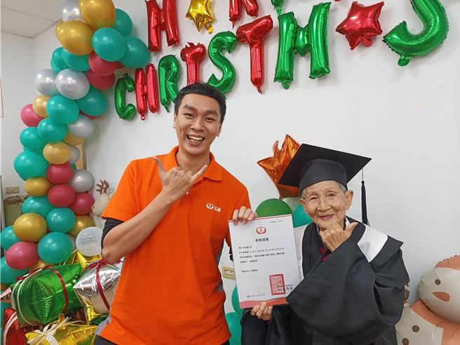 弘道潮州好客厅为行动小学堂长辈举行毕业典礼，弘道老人福利基金会屏东服务处长陈峙玮（左）为86岁的林瑞莲阿嬷（右）颁发毕业证书。（弘道老人福利基金会提供／罗琦文屏东传真）