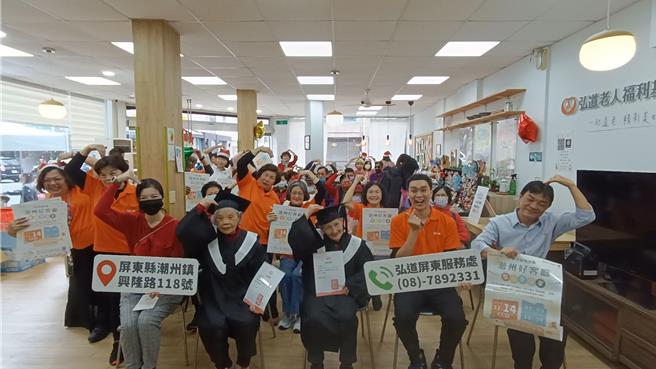 弘道潮州好客厅举办圣诞爱分享市集。（弘道老人福利基金会提供／罗琦文屏东传真）