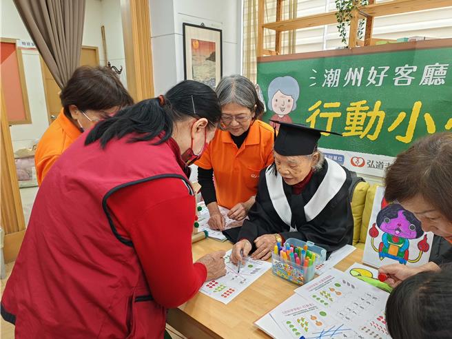 弘道行动小学堂毕业生带领民眾体验课程小作业。（弘道老人福利基金会提供／罗琦文屏东传真）