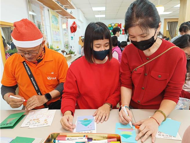 弘道潮州好客厅缤纷疗癒绘世界课程微型展成果展演。（弘道老人福利基金会提供／罗琦文屏东传真）