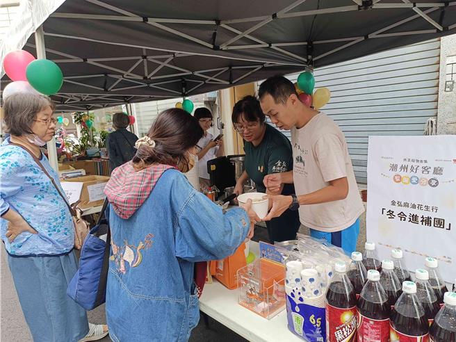 潮州名店金弘麻油花生行响应弘道圣诞爱分享市集，准备爱心麻油鸡汤和大家分享。（弘道老人福利基金会提供／罗琦文屏东传真）
