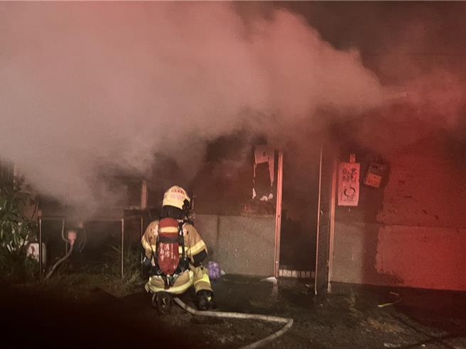 归仁区1栋平房深夜传火警，屋内4人急逃生。（读者提供／曹婷婷台南传真）