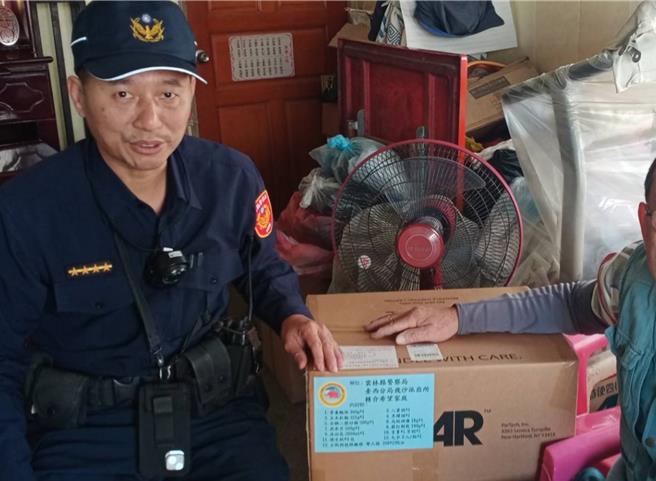 云林县台西警分局巡佐王安顺「人在公门好修行」，执行勤务时若发现弱势家庭有急难，便联繫慈善团体共同协助，从警32年来服务案已逾百，被地方誉为「暖男警」。（王安顺提供／张朝欣云林传真）