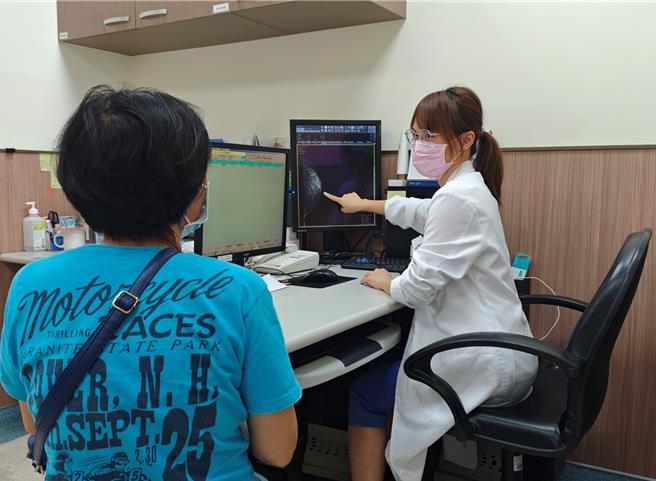 雲林縣北港媽祖醫院放射腫瘤科醫師程心怡（右）表示手術前化療有許多好處，搭配放射線治療可提升局部控制率。（張朝欣攝）