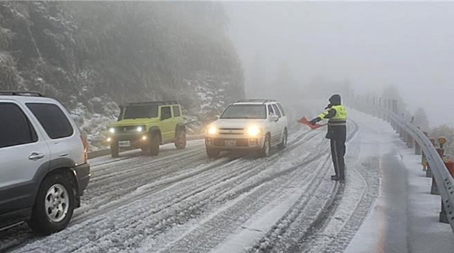 合歡山地區雪季將在明年1月1日至3月2日登場，台14甲線大禹嶺至合歡山遊客服務中心及翠峰至合歡山遊客服務中心路段，期間將有交通管制或疏導措施。（新城警分局提供／羅亦晽花蓮傳真）