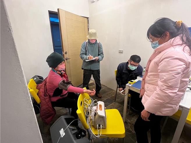 合歡山地區雪季將在明年1月1日至3月2日登場，由花蓮及南投衛生醫療團隊組成的高山緊急醫療團隊，將在雪季期間的周休2日、春節與228等連續假期進駐山區，守護遊客安全。（花蓮縣衛生局提供／羅亦晽花蓮傳真）