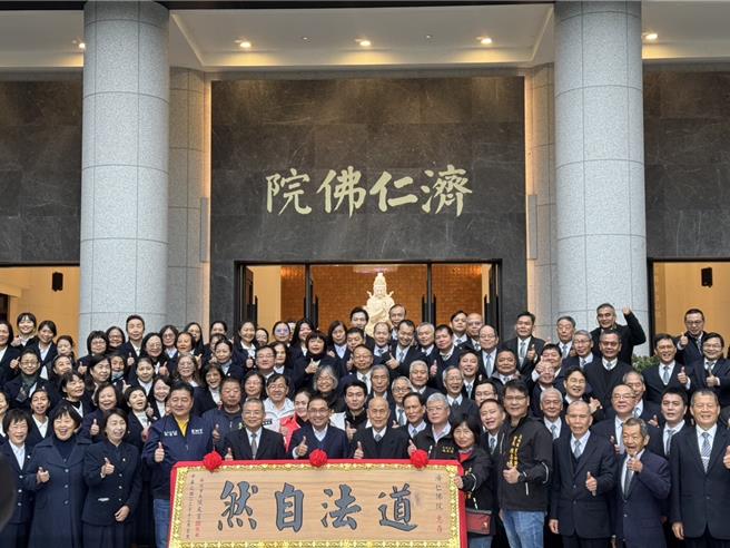 新北市长侯友宜今（15）日到三峡区济仁佛院参拜明明上帝圣诞大典并致赠「道法自然」匾额。（柯毓庭摄）