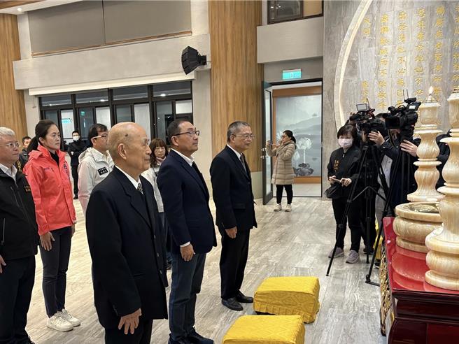 新北市长侯友宜今（15）日到三峡区济仁佛院参拜明明上帝圣诞大典，他说他第一次到济仁佛院来，佛院为新北推动很多政务工作，一贯道在济仁佛院带领下固有的中华文化，尊师重道、孝亲爱国，敬天地、礼神明来推动在伦理文化上延续下去，他怀着感恩的心跟大家说谢谢。（柯毓庭摄）