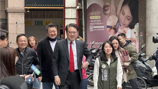 2026新北市长大选各党皆传出不少「可能参选人士」，包括新北副市长刘和然、台北副市长李四川、民进党立委苏巧慧、民进党秘书长林右昌等人，而今（15）日林右昌赴新北板桥后埔福德宫参拜，遭指出是「正式宣布备战」。（贺培晏摄）