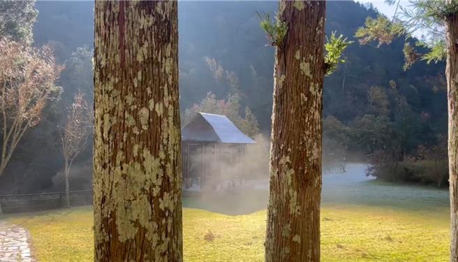 冷气团发威，武陵农场在15日清晨出现最低温1.3度，草地及望溪亭屋顶结霜也结成一片白霜，气温逐渐回温让结霜融化，乍现白烟雾气。（武陵农场提供／张妍溱台中传真）