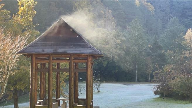 阳光一出来，望溪亭屋顶结霜渐渐融化，屋顶冒出烟雾往上飘，相当美。（武陵农场提供／张妍溱台中传真）
