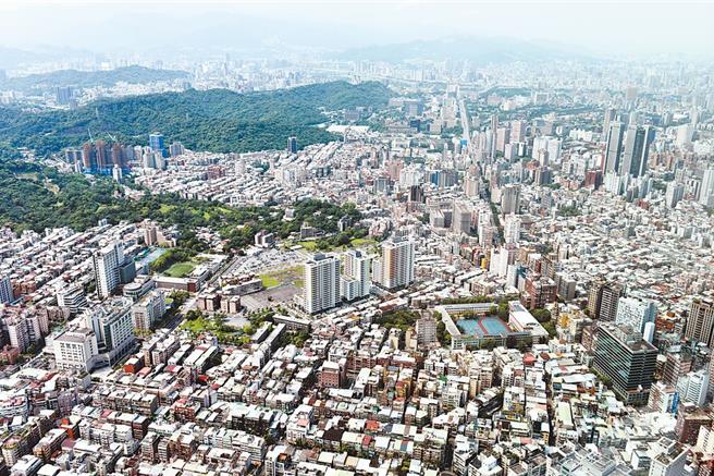 台北市房价、物价高，不少人沿着捷运建设迁出至新北市。台北市民政局统计，去年北市迁出至外县市共8万992人，其中40到44岁8669人最多，35至39岁7603人次之，45至49岁6978人再次之。（本报资料照片）