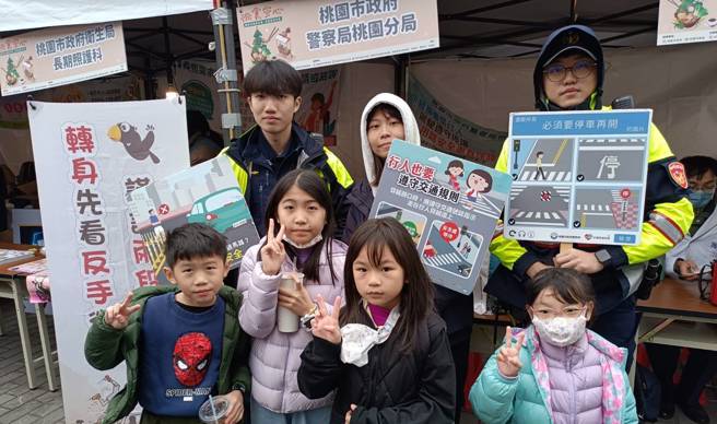 桃园问生局举办「健康永续嘉年华」园游会，桃园警分局派员到场宣导交通安全。（翻摄画面）