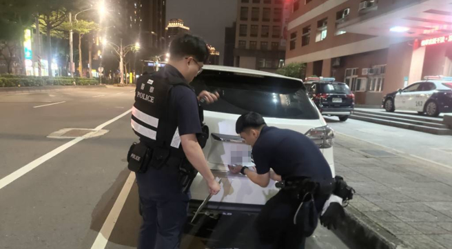 不论汽、机车，只要酒驾被查获当场拔牌查扣2年。（翻摄画面）