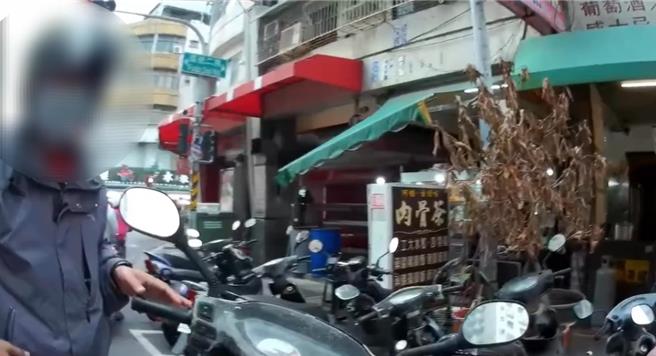 高雄一名男子骑车抽菸引起员警关注上前拦查，没想到却闻出酒味，一测果然超标送办。（警方提供／任义宇高雄传真）