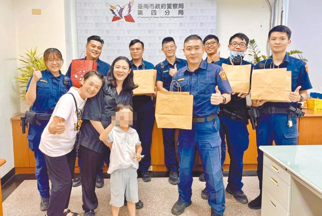 谭艾珍向协助的员警致谢。（图／谭艾珍脸书）