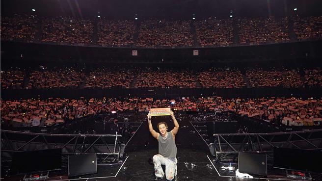 太阳昨在现场与4500名粉丝合影留念。（Live Nation提供）