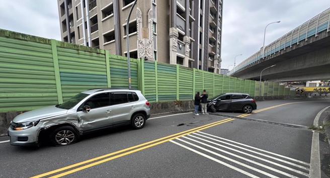 19歲林姓男子開自小客車不明原因跨越雙黃線，導致對向車道51歲許姓男子反應不及迎面撞上。（新店警分局提供）