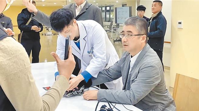 双城论坛17日登场，上海市台办副主任李骁东（右）13日率先遣团抵台北，随即前往广慈大楼参访卫生局復健中心等单位，今日则参访猫缆、猫空和文山区指南宫等地。（民眾提供／丁上程台北传真）